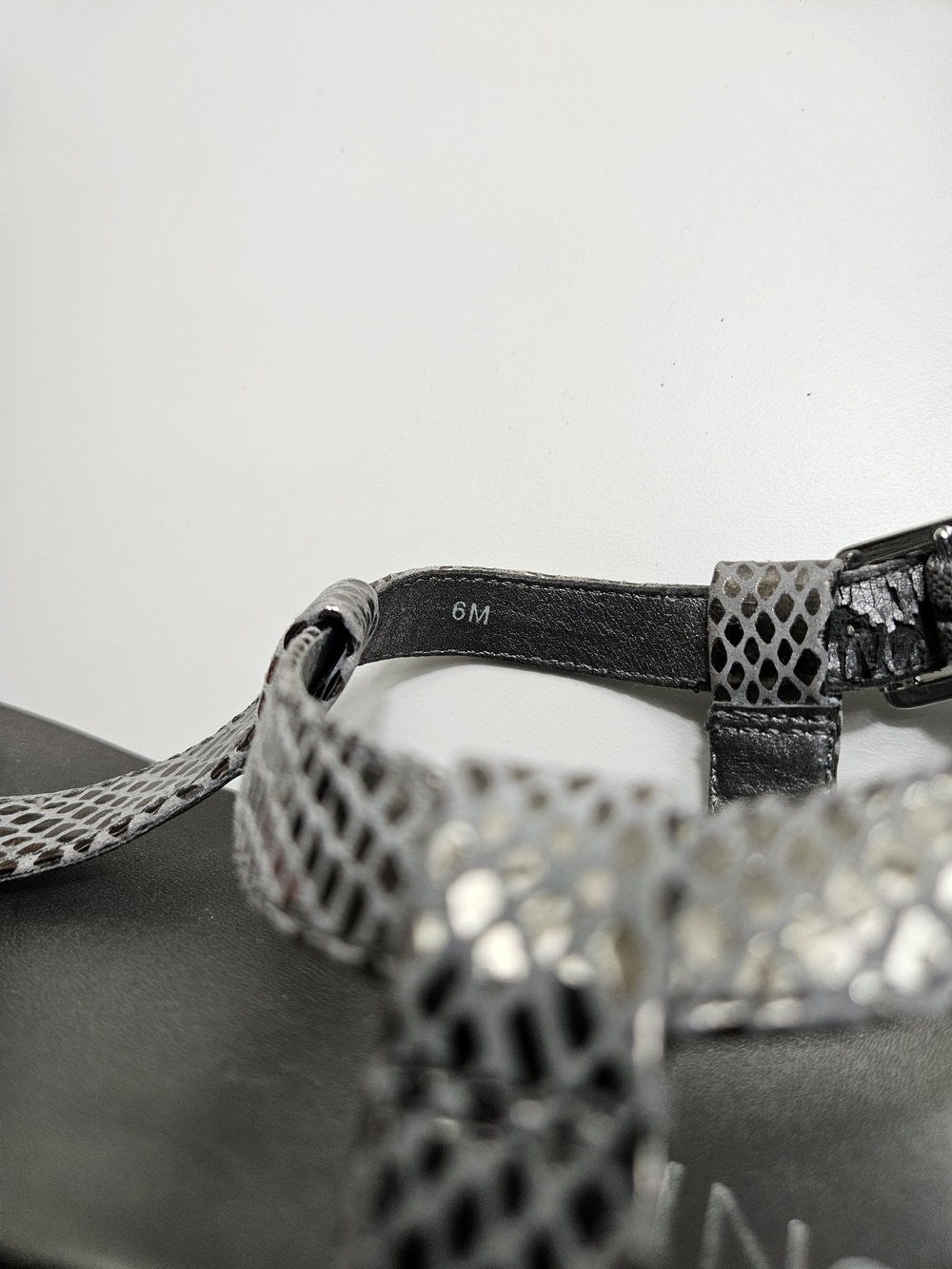 Vionic Women’s Metallic Gray Snake-Print T-Strap Sandals - Picture 3 of 6